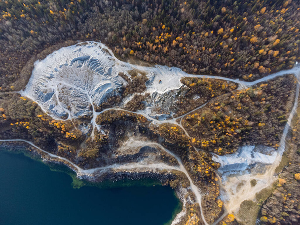 Herbstwald, See, Schlucht und Steinbruch von oben. Der Ruskeala Park von der Drohne aus gesehen. - Foto, Bild