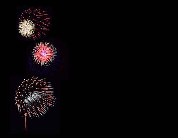 Fuochi d'artificio esplodono nel cielo notturno con un sacco di spazio per copiare. - Foto, immagini