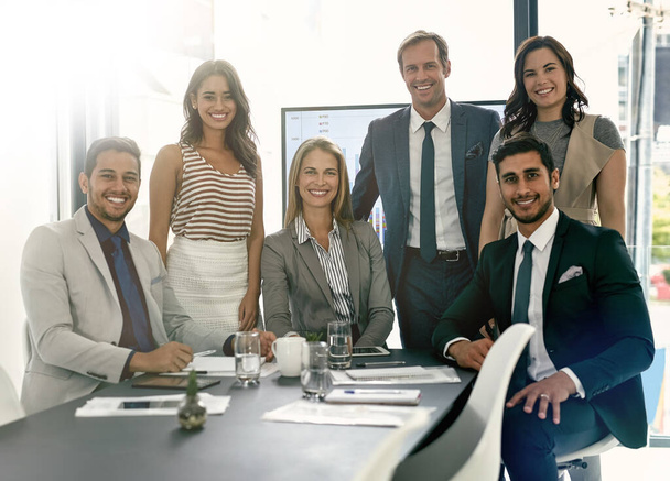 A apresentar ideias à equipa. reunião de empresários corporativos na sala de reuniões - Foto, Imagem