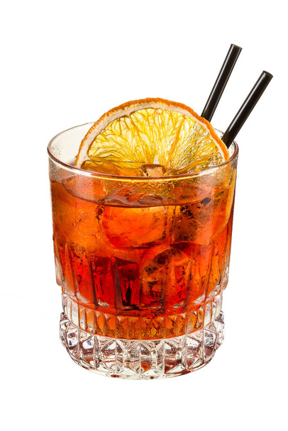 Spritz aperitief aperol cocktail met stukjes sinaasappel en ijsblokjes geïsoleerd op wit  - Foto, afbeelding