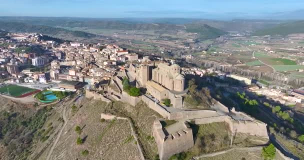 El castillo de Cardona es un famoso castillo medieval en Cataluña. vista trasera ciudad fondo - Metraje, vídeo