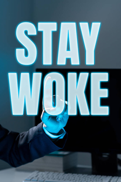 Текст, показывающий вдохновение Stay Woke, бизнес-концепция, зная о своем окружении и происходящих событиях - Фото, изображение