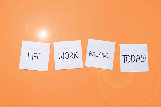 Κείμενο γραφής Ισορροπία Ζωής Εργασίας, Έννοια που σημαίνει σταθερότητα που χρειάζεται ένα άτομο μεταξύ της δουλειάς του και του προσωπικού του χρόνου - Φωτογραφία, εικόνα