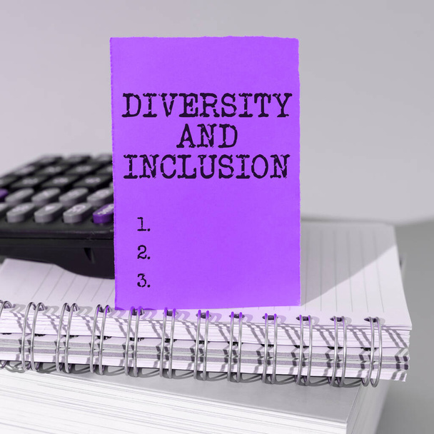 Signo de texto que muestra la diversidad y la inclusión, rango de enfoque de negocios diferencia humana incluye etnia racial género - Foto, imagen