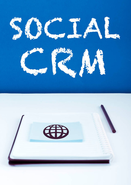 Εγγραφή εμφάνισης κειμένου Κοινωνική Crm, Επιχειρηματική επισκόπηση Διαχείριση σχέσεων με τους πελάτες που χρησιμοποιούνται για να συμμετάσχουν με τους πελάτες - Φωτογραφία, εικόνα