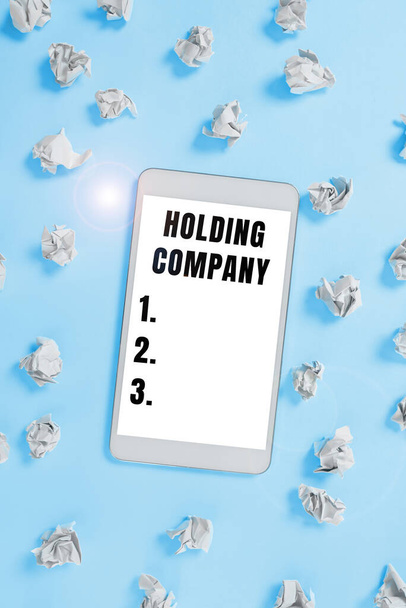 Texto que muestra inspiración Holding Company, Concepto que significa propiedad de acciones y otros activos financieros en posesión de alguien - Foto, imagen