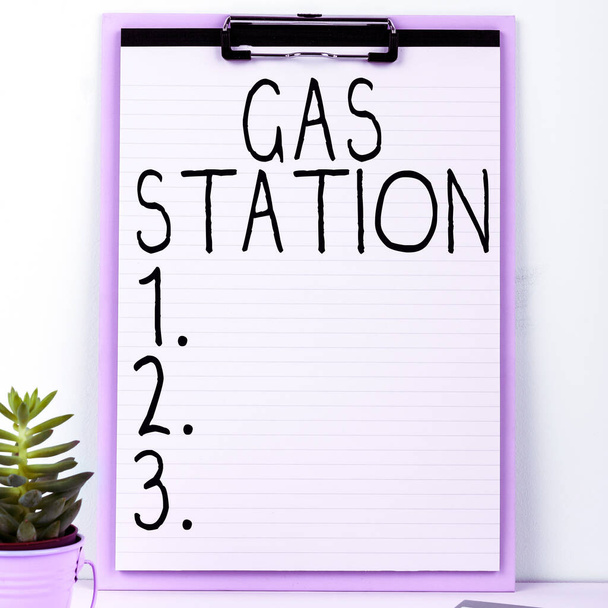 Tekstbord met tankstation, Bedrijfsoverzicht voor het onderhoud van motorvoertuigen, met name met benzine en olie - Foto, afbeelding