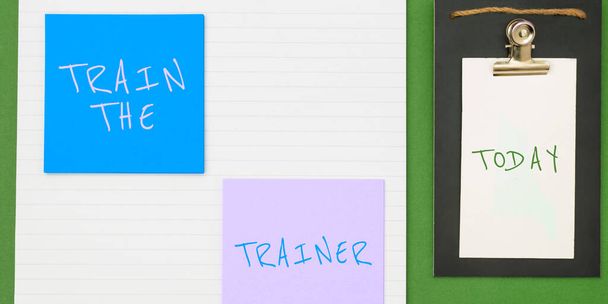 Letrero que muestra Train The Trainer, idea de negocio identificada para enseñar mentor o entrenar a otros a asistir a clase - Foto, Imagen