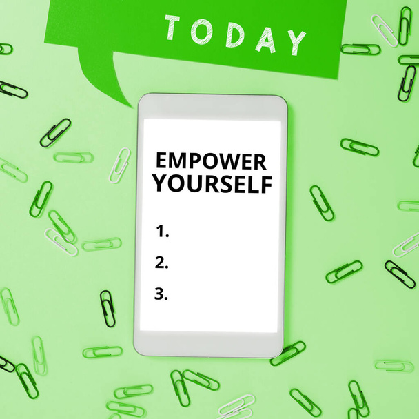Szöveg megjelenítése Empower Yourself, Word Írta átveszi az irányítást az élet felett célok kitűzése pozitív döntések - Fotó, kép