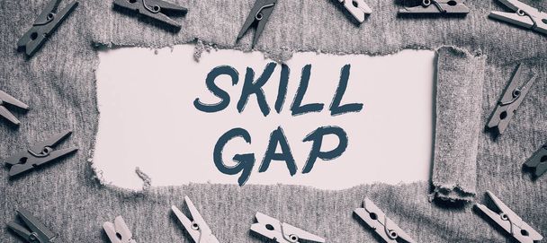 Tekst bijschrift presenteren Skill Gap, Business showcase Verwijzing naar een persoon zwakte of beperking van kennis - Foto, afbeelding