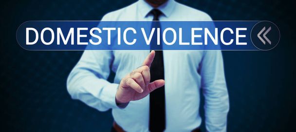 Kézírás jel családon belüli erőszak, fogalmi fotó erőszakos vagy bántalmazó viselkedés által irányított egyik család vagy háztartás tagja - Fotó, kép