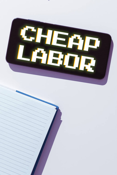 Szöveg felirat bemutató olcsó munkaerő, Koncepció jelentése, ha egy személy keményen dolgozik rossz körülmények között, és nagyon kevés pénzt - Fotó, kép