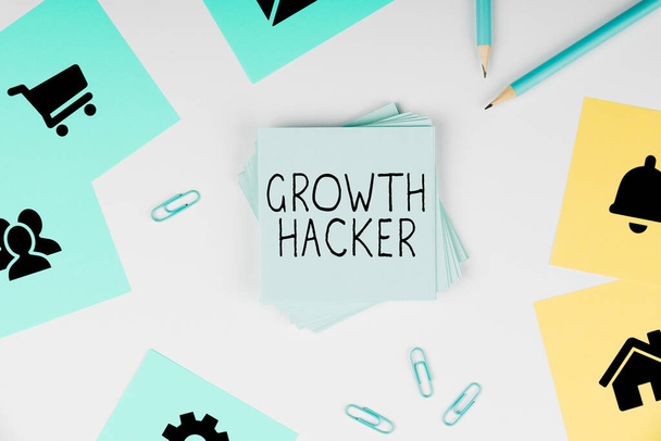 Вивіска ручного письма Growth Hacker, концептуальна фотографія, як правило, щоб придбати якомога більше користувачів або клієнтів
 - Фото, зображення