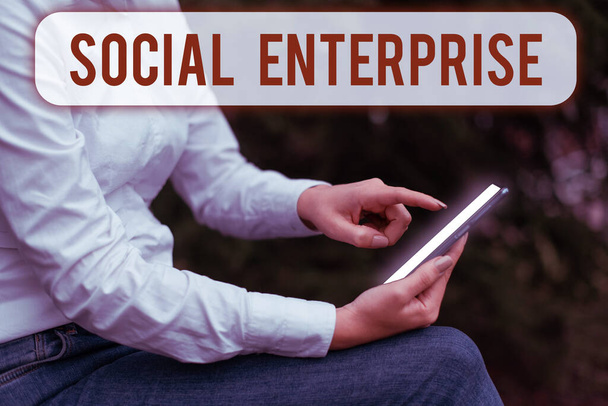 Zarejestruj wyświetlanie Social Enterprise, Business approach Biznes, który zarabia pieniądze w sposób społecznie odpowiedzialny - Zdjęcie, obraz