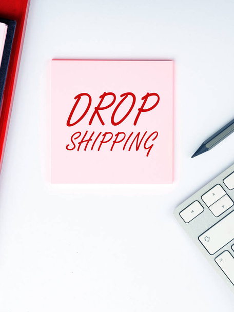 Натхнення, що показує знак Drop Shipping, бізнес-підхід до відправки товарів від виробника безпосередньо клієнту замість продавця
 - Фото, зображення
