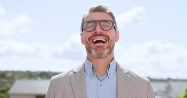 Zakenman gezicht met glimlach, ceo en bedrijf executive headshot met visie, succes en positieve mindset outdoor. Professioneel portret, bril en leiderschap bij werkgever California. - Video