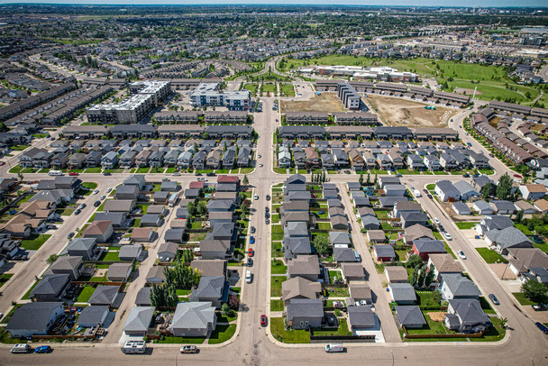 Willowgrove egy elsősorban lakónegyedben található keleti oldalán Saskatoon, Saskatchewan, Kanada. Főként egycsaládos családi házakból és kevesebb több egységből áll. - Fotó, kép