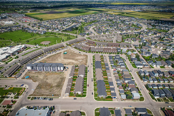 Willowgrove es un barrio principalmente residencial situado en el lado este de Saskatoon, Saskatchewan, Canadá. Comprende una mezcla de casas unifamiliares aisladas principalmente y menos unidades múltiples - Foto, imagen