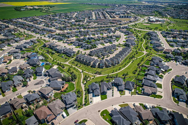 Willowgrove, Saskatchewan, Kanada 'nın Saskatchewan eyaletinin doğu yakasında yer alan bir yerleşim yeridir. Esasen tek ailelik müstakil evler ve daha az sayıda çoklu birimden oluşuyor. - Fotoğraf, Görsel