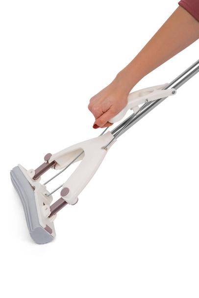 Ženské ruce pracují s podlahovým mopem s rotací izolovanou na bílém. Proces rotace - Fotografie, Obrázek