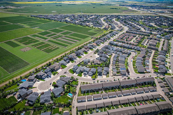 Willowgrove ist eine vorwiegend Wohngegend im Osten von Saskatoon, Saskatchewan, Kanada. Es besteht aus einem Mix aus überwiegend Einfamilienhäusern und weniger Mehrfamilienhäusern - Foto, Bild