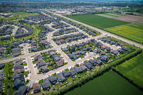 Willowgrove est un quartier principalement résidentiel situé dans l'est de Saskatoon, en Saskatchewan, au Canada. Il se compose d'un mélange de maisons individuelles et moins de maisons à logements multiples - Photo, image