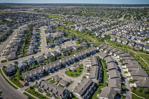 Willowgrove es un barrio principalmente residencial situado en el lado este de Saskatoon, Saskatchewan, Canadá. Comprende una mezcla de casas unifamiliares aisladas principalmente y menos unidades múltiples - Foto, Imagen