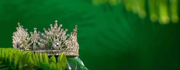 Green Forest Diamond Crown messo in Jungle Woods foglie naturali per Miss concorso di bellezza concorso e fascia bikini appendere sullo sfondo gita campeggio. Concetto salvare bella foresta naturale - Foto, immagini