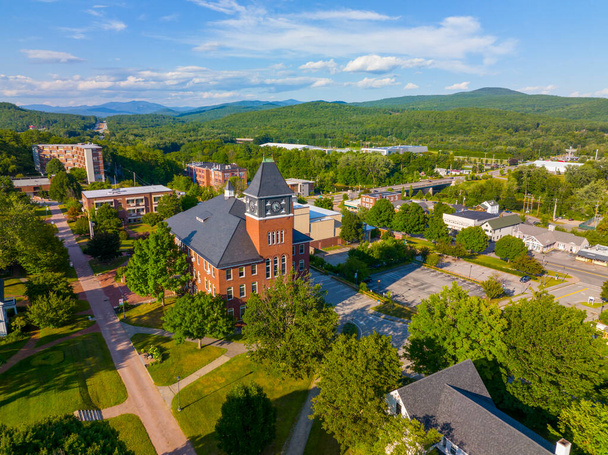 Widok z lotu ptaka na Plymouth State University latem w historycznym centrum miasta Plymouth, New Hampshire NH, USA.  - Zdjęcie, obraz