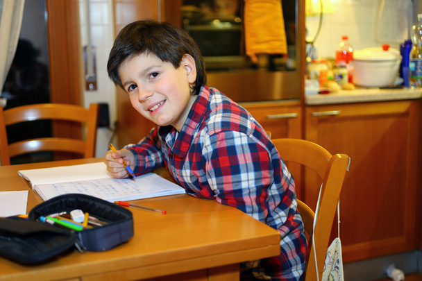 souriant garçon fait des devoirs à sa maison
 - Photo, image