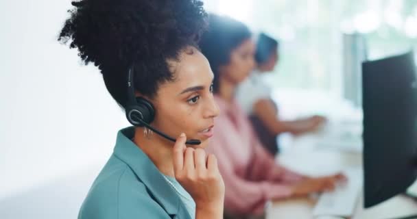 Neem contact met ons op, crm of zwarte vrouw in een call center consulting, communicatie of spreken van lening advies op kantoor bureau. Telemarketing, klantenondersteuning of Afrikaanse agent die een levensverzekeringsklant helpt. - Video