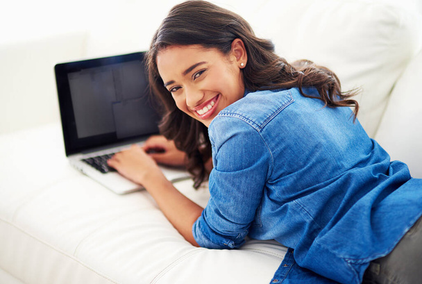 Blogování je skvělé. mladá žena procházející web na svém notebooku doma - Fotografie, Obrázek