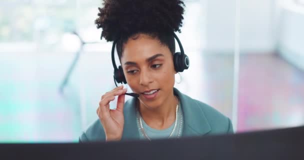 Επικοινωνήστε μαζί μας, crm ή μαύρη γυναίκα σε ένα τηλεφωνικό κέντρο παροχής συμβουλών, επικοινωνίας ή μιλώντας για συμβουλές δανείου στο γραφείο. Telemarketing, υποστήριξη πελατών ή αφρικανικός πράκτορας που βοηθά έναν πελάτη ασφάλισης ζωής. - Πλάνα, βίντεο