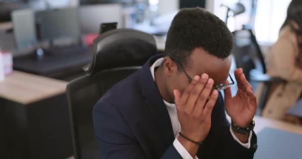 Stres, baş ağrısı ya da bitap düşmüş siyah bir adam, anksiyete ya da ofis bilgisayarında migren ağrısı. Zihinsel sağlık sorunları, yorgun ya da fazla çalışan Afrikalı çalışanlar proje bitiş tarihinden dolayı stresli. - Video, Çekim
