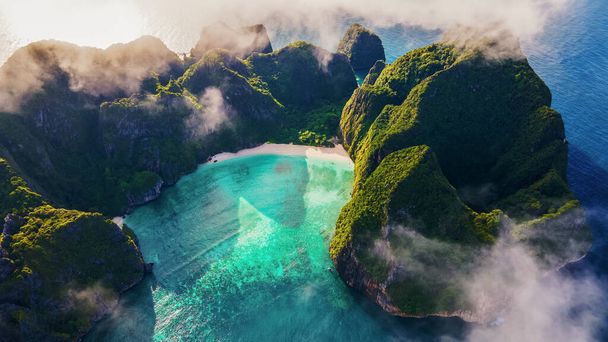 Maya Bay Koh Phi Phi Thailand, türkisfarbenes klares Wasser Thailand Koh Pi Pi, malerische Luftaufnahme der Insel Koh Phi Phi in Thailand. - Foto, Bild