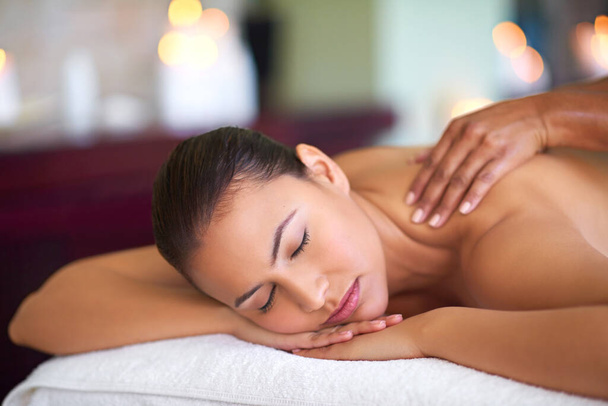Vieni a trovare la tua calma. una giovane donna che si gode un massaggio alla schiena in una spa - Foto, immagini