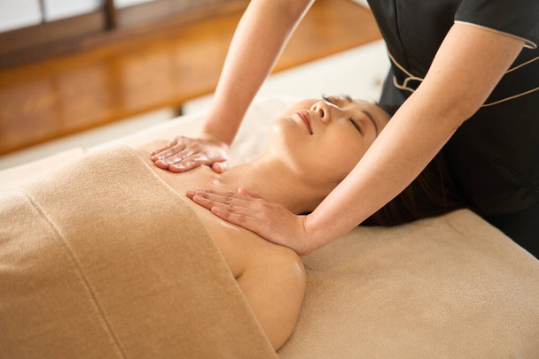 Femme recevant un massage décollete au salon de beauté - Photo, image