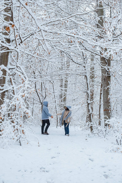 pareja está caminando a través del bosque de invierno. - Foto, imagen