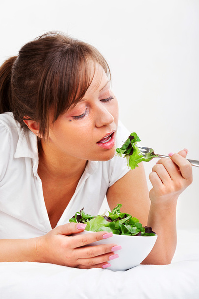 junge Frau isst gesunden Salat - Foto, Bild