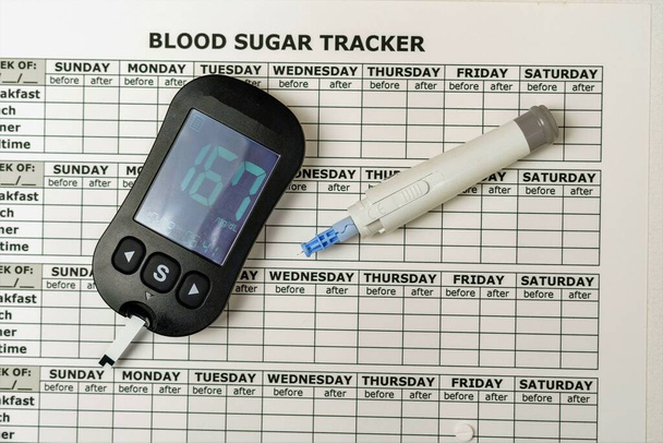 Vércukorszint-mérő, a betegség monitorozása és nyomon követése a vércukornyomkövető magyarázó jegyzettel. Magas vércukorszint - Fotó, kép