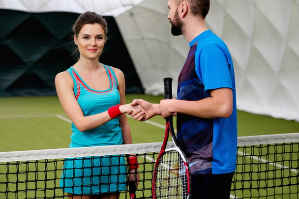 Žena tenista potřásl rukou s její trenér - Fotografie, Obrázek