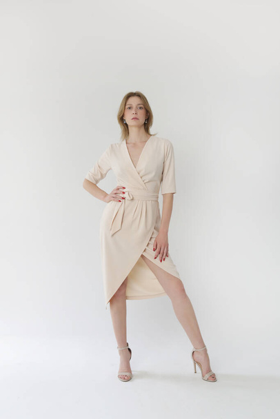 Studio záběr ženy v elegantní jednoduché béžové viskózové letní šaty. - Fotografie, Obrázek