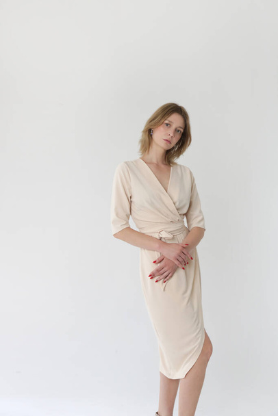Studio shot de femme en robe d'été simple et chic en viscose beige. - Photo, image