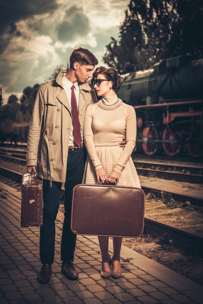 Ζευγάρι με βαλίτσες σε σιδηροδρομικό σταθμό πλατφόρμα - Φωτογραφία, εικόνα