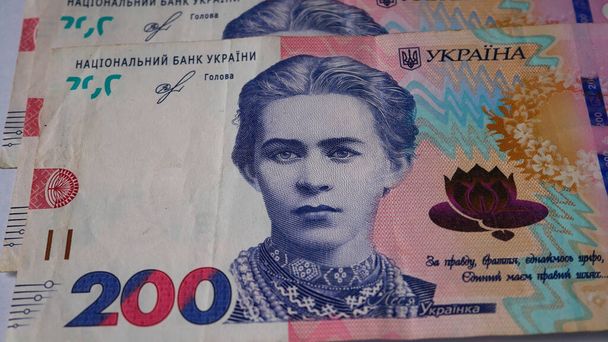 Bollette di 200 UAH sul tavolo. Il concetto della moneta nazionale dell'Ucraina, il tasso di cambio della grivna, l'inflazione e gli aumenti dei prezzi - Foto, immagini