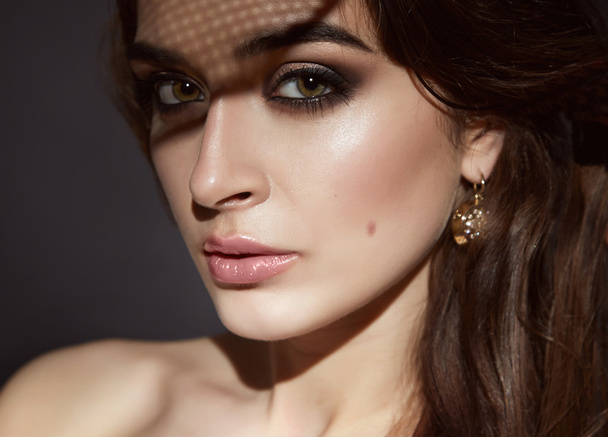 Beautiful sexy brunette woman evening make-up beauty portrait - Фото, изображение
