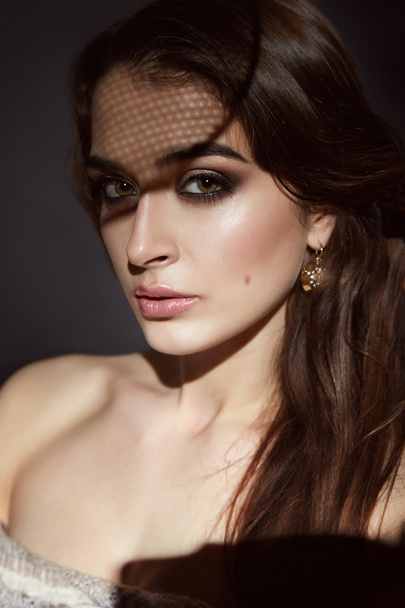 Beautiful sexy brunette woman evening make-up beauty portrait - Foto, Imagem
