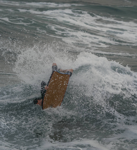 jeune bodyboarder surfe sur une vague à Gran Canaria. Pays-Bas - Photo, image