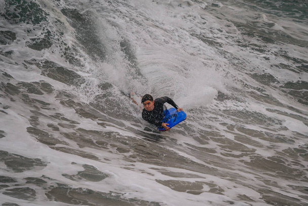giovane bodyboarder surfa un'onda a Gran Canaria. Isole Canarie - Foto, immagini