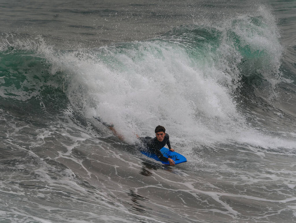 nuori bodyboarder surffaa aalto Gran Canarialla. Kanarian saaret - Valokuva, kuva